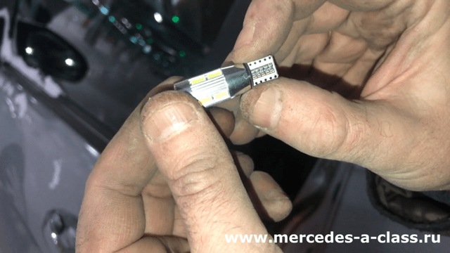 Замена лампы габаритных огней  в фаре Mercedes W169